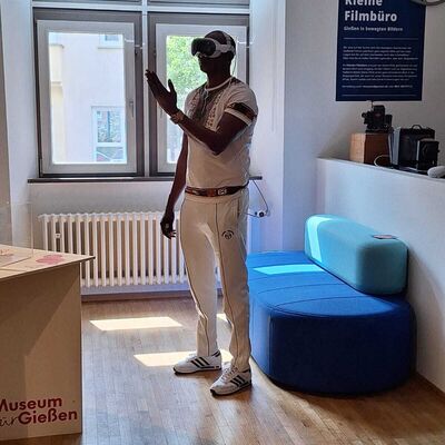 Bild vergr&ouml;&szlig;ern: Eine männliche Person mit einer VR-Brille