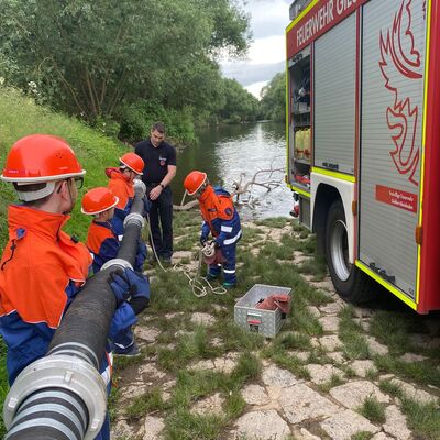 Bild vergr&ouml;&szlig;ern: Mitglieder der Jugendfeuerwehr kuppeln eine Saugleitung