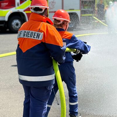 Bild vergr&ouml;&szlig;ern: Mitglieder der Jugendfeuerwehr bei einer Löschübung