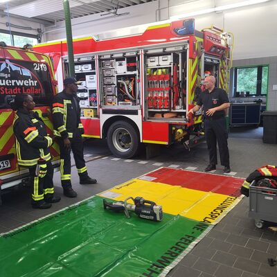 Bild vergr&ouml;&szlig;ern: Einsatzfahrzeuge und Einsatzkräfte der Feuerwehr bei einer Ausbildung