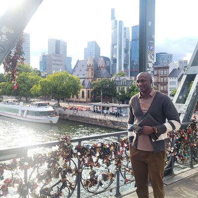 Bild vergr&ouml;&szlig;ern: Eine männliche Person auf einer Brücke.