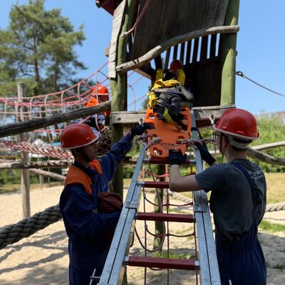 Bild vergr&ouml;&szlig;ern: Mitglieder der Jugendfeuerwehr bei einer Rettungsübung mit einer Leiter