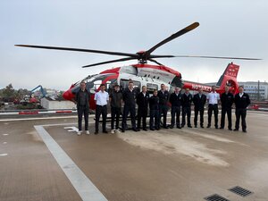 13 Personen vor dem Rettungshubschrauber Christoph Gießen