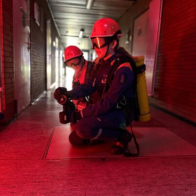 Bild vergr&ouml;&szlig;ern: Mitglieder der Jugendfeuerwehr bei einer Löschübung