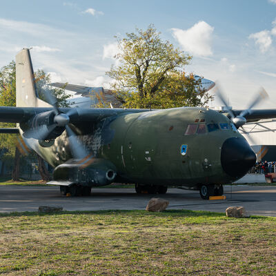 Bild vergr&ouml;&szlig;ern: Ein Militärflugzeug mit rotierenden Propellern