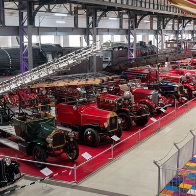 Bild vergr&ouml;&szlig;ern: Einige historische Feuerwehrfahrzeuge nebeneinander geparkt
