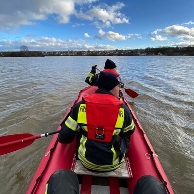 Bild vergr&ouml;&szlig;ern: Einsatzkräfte im Boot auf Gewässer