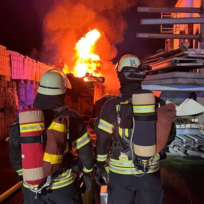 Bild vergr&ouml;&szlig;ern: Einsatzkräfte mit Atemschutz vor einer Flamme