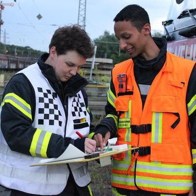 Bild vergr&ouml;&szlig;ern: Zwei Einsatzkräfte mit Schreibbrett