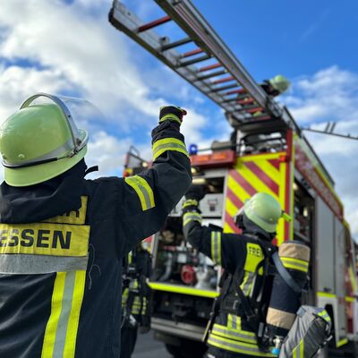 Bild vergr&ouml;&szlig;ern: Einsatzkräfte entnehmen eine Leiter vom Fahrzeug