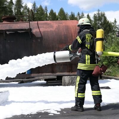 Bild vergr&ouml;&szlig;ern: Einsatzkräfte legen einen Schaumteppich