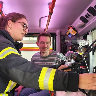 Bild vergr&ouml;&szlig;ern: Einsatzkraft erklärt ein Atemschutzgerät