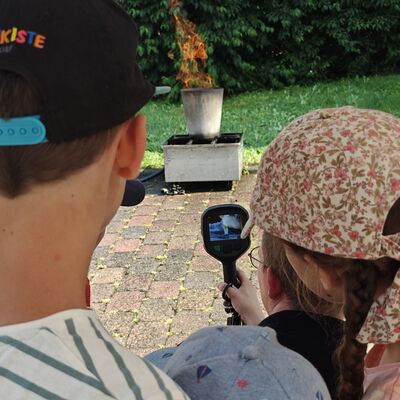 Bild vergr&ouml;&szlig;ern: Kinder üben mit einer Wärmebildkamera