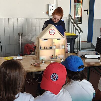 Bild vergr&ouml;&szlig;ern: Kinder bekommen ein Rauchhaus erklärt