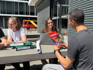 Studierende an einem Tisch