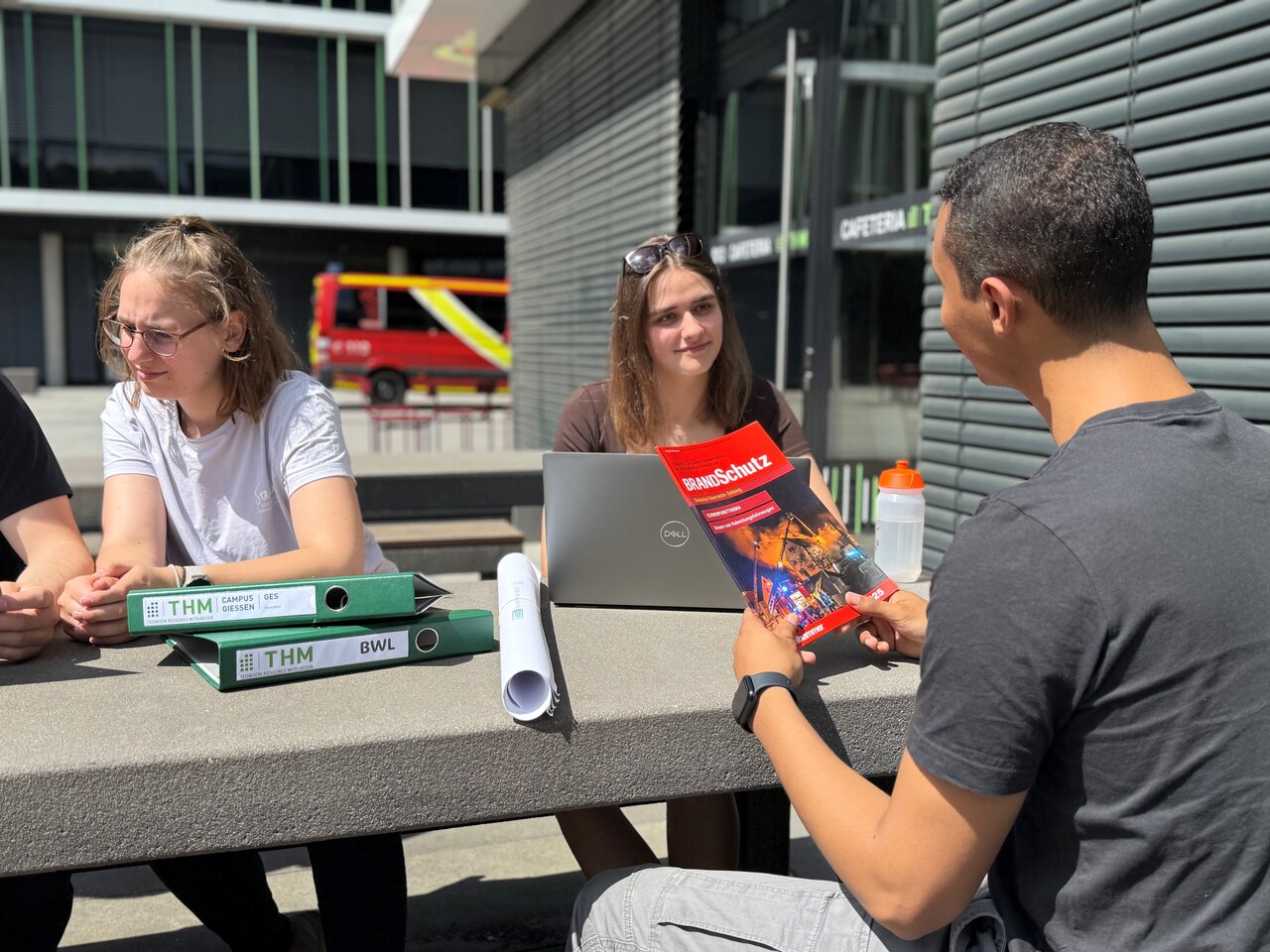 Bild vergr&ouml;&szlig;ern: Studierende an einem Tisch