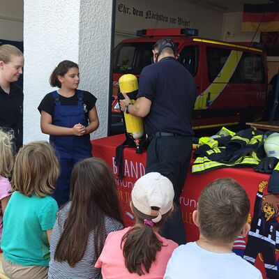 Bild vergr&ouml;&szlig;ern: Kinder bekommen ein Atemschutzgerät vorgestellt