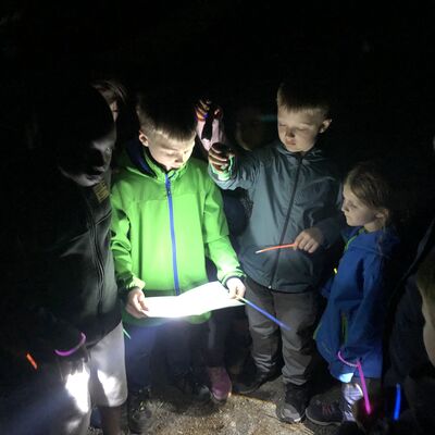 Bild vergr&ouml;&szlig;ern: Kinder mit Taschenlampe bei Nacht