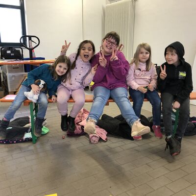 Bild vergr&ouml;&szlig;ern: Fünf Kinder auf einer Bank